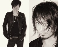 BOOM BOOM SATELLITES川島道行（Vo. G/写真右）のTwitterアカウントは「@BBS_kawashima」。