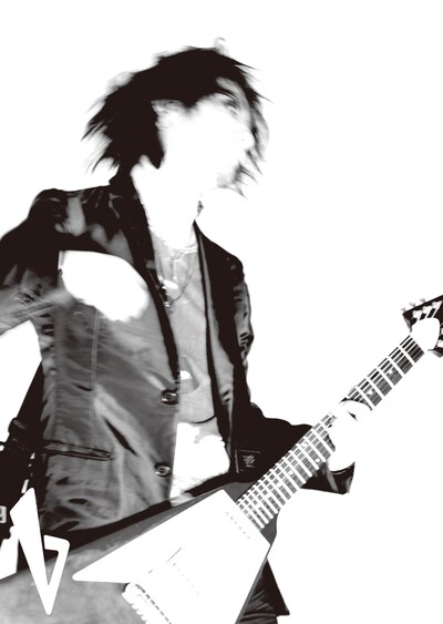 写真は5月26日に発売された最新アルバム「TO THE LOVELESS」初回限定盤ジャケット。