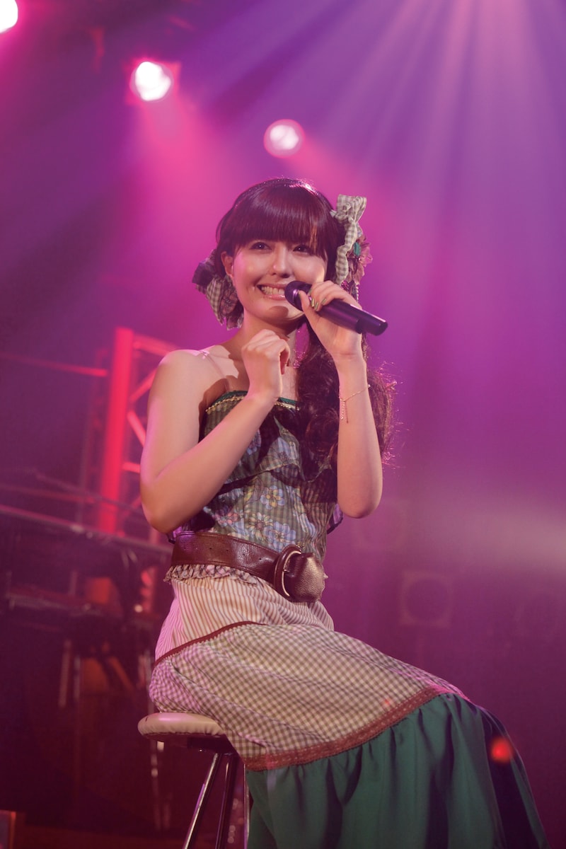 DVD「AIPON BEST BOUT 2010～燃えあがれ!! 天をも焦がす野中藍の歌魂～」には、4都市で行われたライブツアーの中から、ツアーファイナルとなった横浜BLITZ公演の模様を余すところなく収録。本編ディスクとツアーの裏側を追ったドキュメンタリーディスクの2枚組仕様となる（写真は横浜BLITZ公演より）。