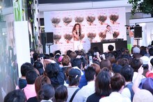 Crystal Kayの突然の登場にラフォーレ前は一時パニックに。