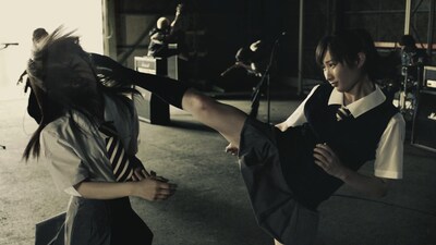 写真は「Super Collider」ビデオクリップのワンシーン。華麗なハイキックを決める武田梨奈。