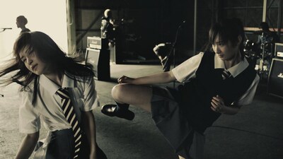 延髄に強烈なキックを叩き込まれ、スローモーションで崩れ落ちる小林由佳。