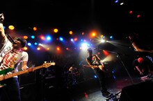 初日とは思えないフルスロットルのライブで、華々しくツアーの幕開けを飾ったTOTALFAT。