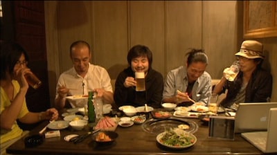 5月27日に配信されたUstream番組「焼き肉くるり」で生トークを披露した、岸田繁、佐藤征史、大村達身、森信行、boboの5人。「音博」のステージではどんな編成で何の曲を演奏するのか、注目が集まる。