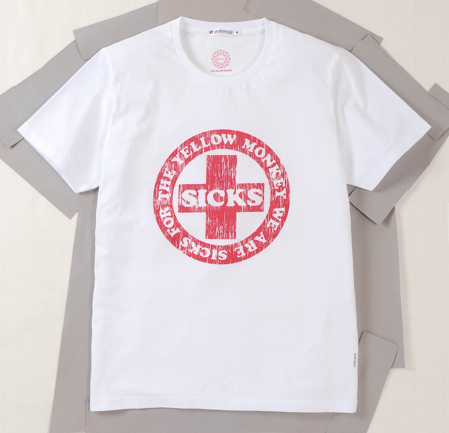 THE YELLOW MONKEY×UTコラボTシャツ。1997年のアルバム「SICKS」および同年の全国ツアー「FIX THE SICKS」のツアーTシャツがモチーフ。