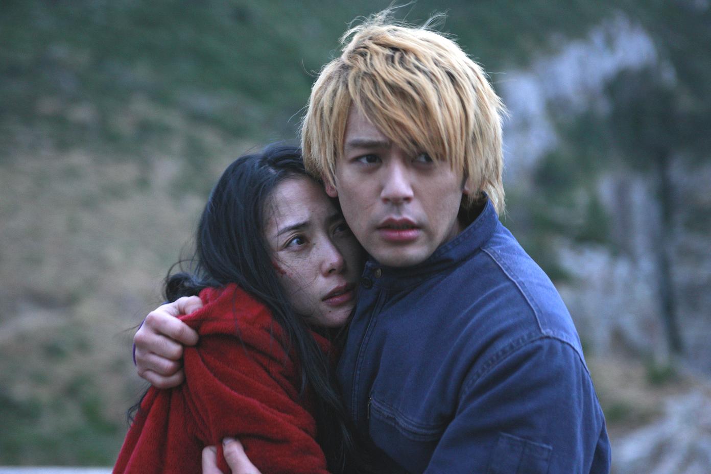 原作に感銘を受けた妻夫木聡（写真右）が自ら主演に名乗りを上げた「悪人」。深津絵里（写真左）とのスリリングな逃避行劇が描かれる（(C)2010「悪人」製作委員会）。