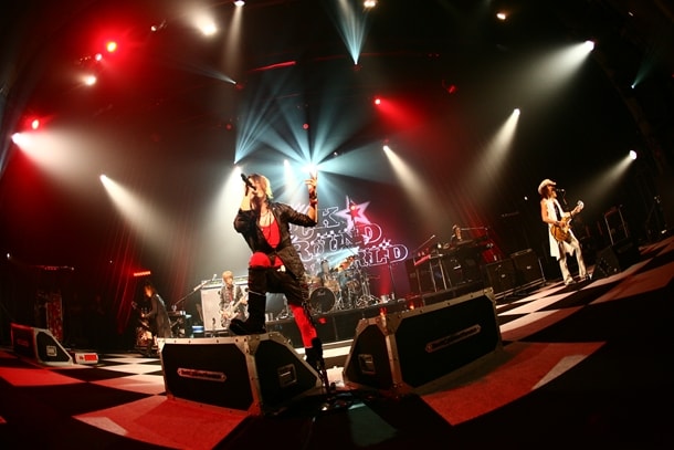 全国で合計約25万人を動員する「GLAY LIVE TOUR 2010-2011 ROCK AROUND THE WORLD」。ツアーファイナルは2011年2月6日、さいたまスーパーアリーナで行われる。