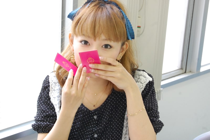 トレーディングカードにキスマークをつけるMizca。