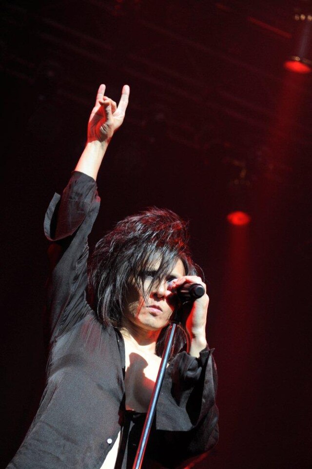 高々とメロイックサインを掲げるMorrie。（Photo by 緒車寿一）