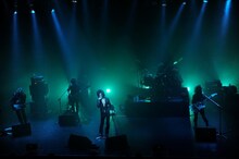 MorrieのソロプロジェクトとしてスタートしたCreature Creatureだが、昨年以降ライブを重ねることでよりバンド感を強めている。（Photo by 緒車寿一）