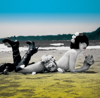 海辺で寝そべるマリアンヌ東雲のセクシーショットが起用された、ミニアルバム「マリアンヌの休日」ジャケット。