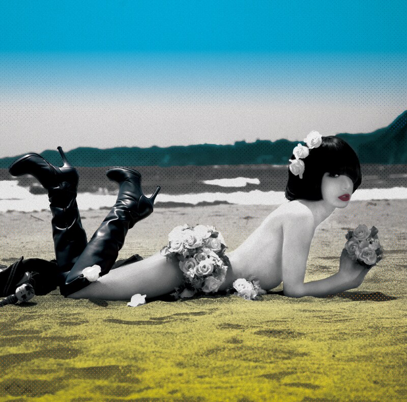 海辺で寝そべるマリアンヌ東雲のセクシーショットが起用された、ミニアルバム「マリアンヌの休日」ジャケット。