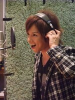 レコーディングに臨む松岡充。「ライブ活動は出来なくとも、楽曲創りは出来る。それが都の勇気に繋がるだろうし、命をかけた闘病から生まれるメッセージはきっと未だ見ぬ誰かの勇気になるはず」という彼の提案で今回のコラボレーションが実現した。