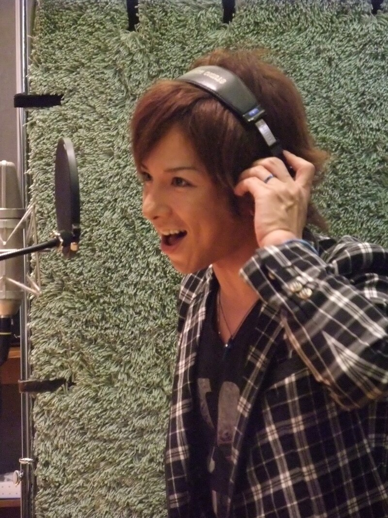 レコーディングに臨む松岡充。「ライブ活動は出来なくとも、楽曲創りは出来る。それが都の勇気に繋がるだろうし、命をかけた闘病から生まれるメッセージはきっと未だ見ぬ誰かの勇気になるはず」という彼の提案で今回のコラボレーションが実現した。