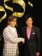 森進一新曲イベントでプロデューサー小室哲哉と共演