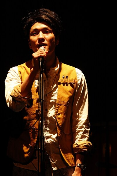 普段は弾き語りで歌うことが多い「生きてることが辛いなら」だが、この日は石川鷹彦のギターと直太朗のマイク1本でパフォーマンス。