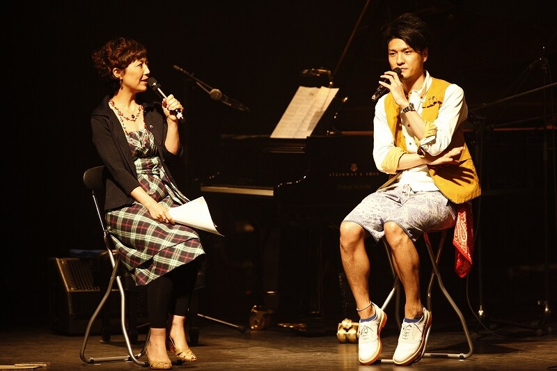 トークコーナーでライブリハーサルについて話が及ぶと「正直、今日はリハのほうが良かったなっていう日もあるんですけど（笑）今日は本番のほうが良かったです！」と告白。