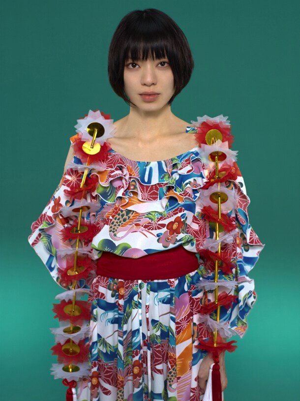 最新アーティスト写真の背景はアルバムタイトルと同様にエメラルドグリーン。