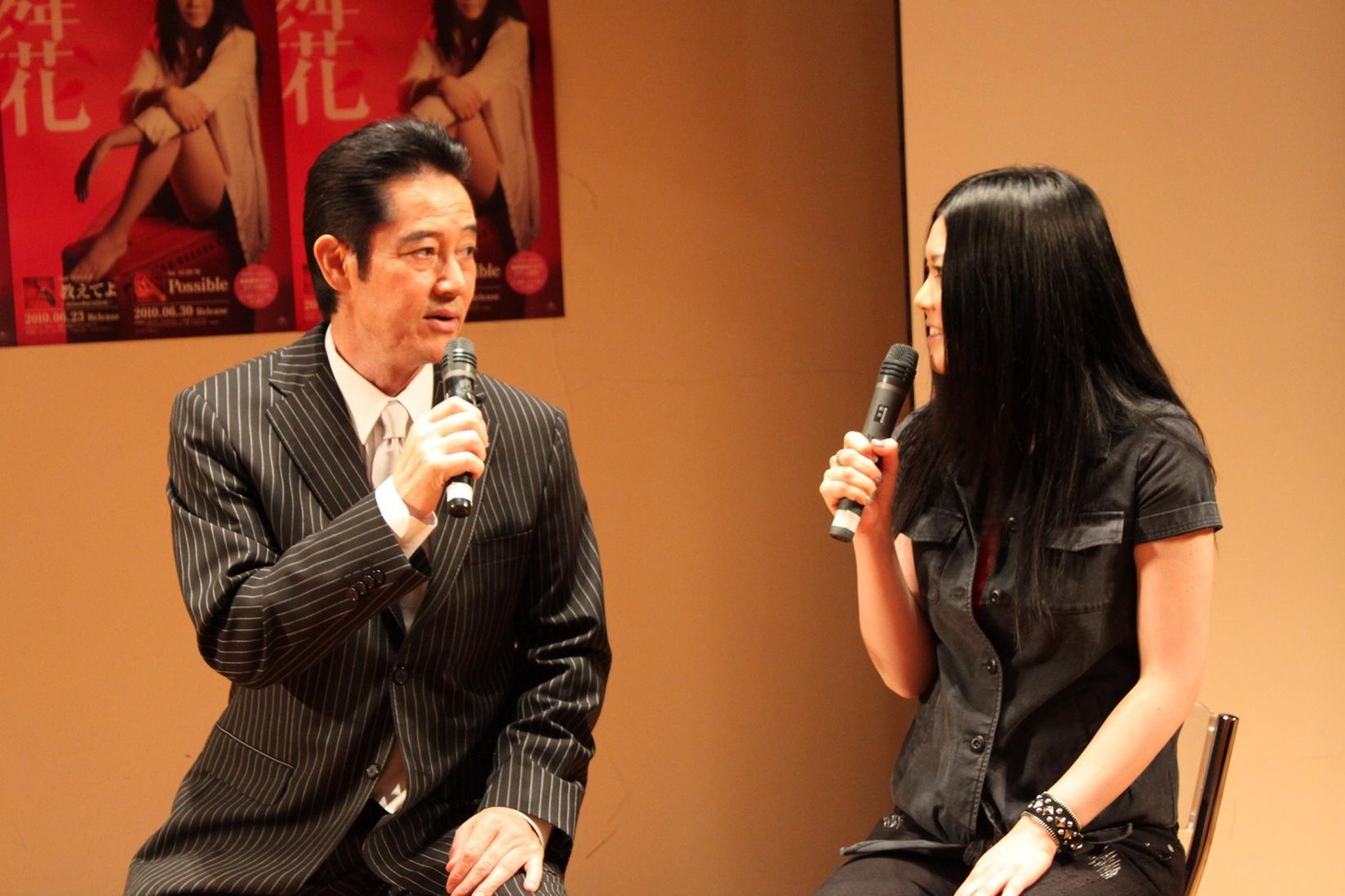 談笑する舞花と山下真司。