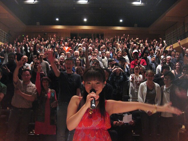 ローマでは「Chiamate me yucchi!（ゆっちと呼んで！）」、パリでは「Est-ce que vous connaissez tous?」（私のことを知ってますか？）」と現地の言葉でファンに呼びかけた牧野由依（写真は昨日6月21日、パリ日本文化会館の様子）。