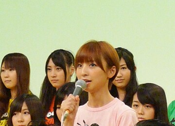 意気込みを語る篠田麻里子。