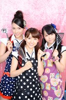 普段から料理をする秋元才加（写真左）、大島優子（中央）に対し、ほとんど料理をしない峯岸みなみ（右）がどのような腕前を見せてくれるのか。ファンはオンエアをお楽しみに。(C)スカパー！