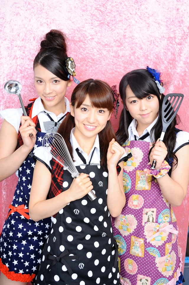 普段から料理をする秋元才加（写真左）、大島優子（中央）に対し、ほとんど料理をしない峯岸みなみ（右）がどのような腕前を見せてくれるのか。ファンはオンエアをお楽しみに。(C)スカパー！