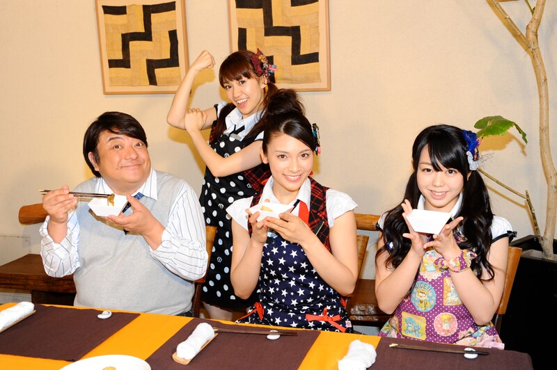 大島優子が作った料理を試食する彦摩呂、秋元才加、峯岸みなみ。(C)スカパー！