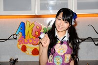 笑顔で調理に取りかかる峯岸みなみ。(C)スカパー！