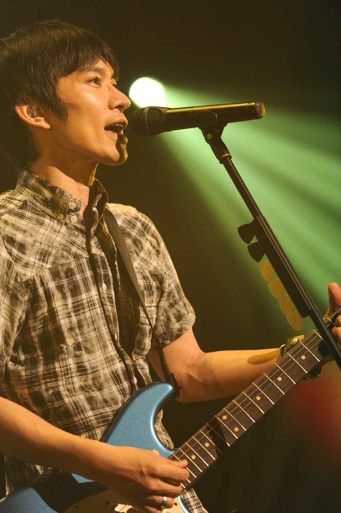 写真は昨日の神奈川県民ホール公演より、草野マサムネ（Vo, G）。