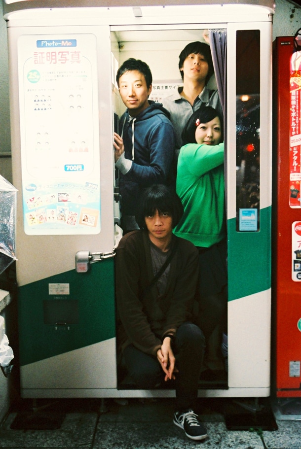 昆虫キッズは高橋翔（Vo, G）、野本夏代（Vo, B）、冷牟田敬（Vo. G, Key）、佐久間裕太（Dr）からなるロックバンド。