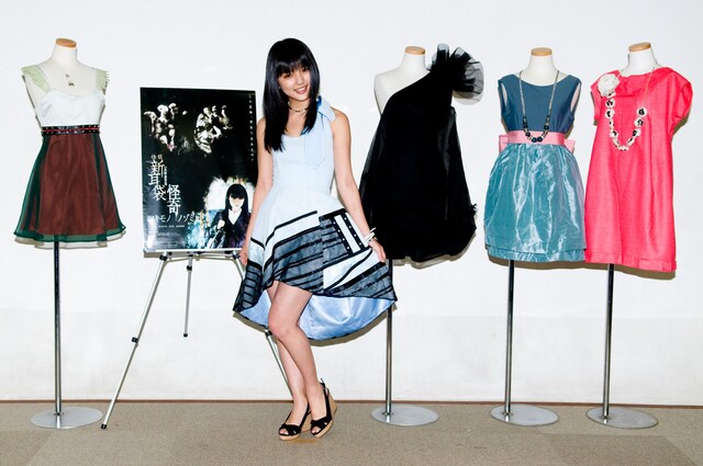 「海外でこのドレスを着て何かしてみたいことは？」との問いに、真野は「お化け屋敷に行って、みんなを驚かせたい！」と回答。