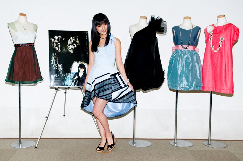 「海外でこのドレスを着て何かしてみたいことは？」との問いに、真野は「お化け屋敷に行って、みんなを驚かせたい！」と回答。