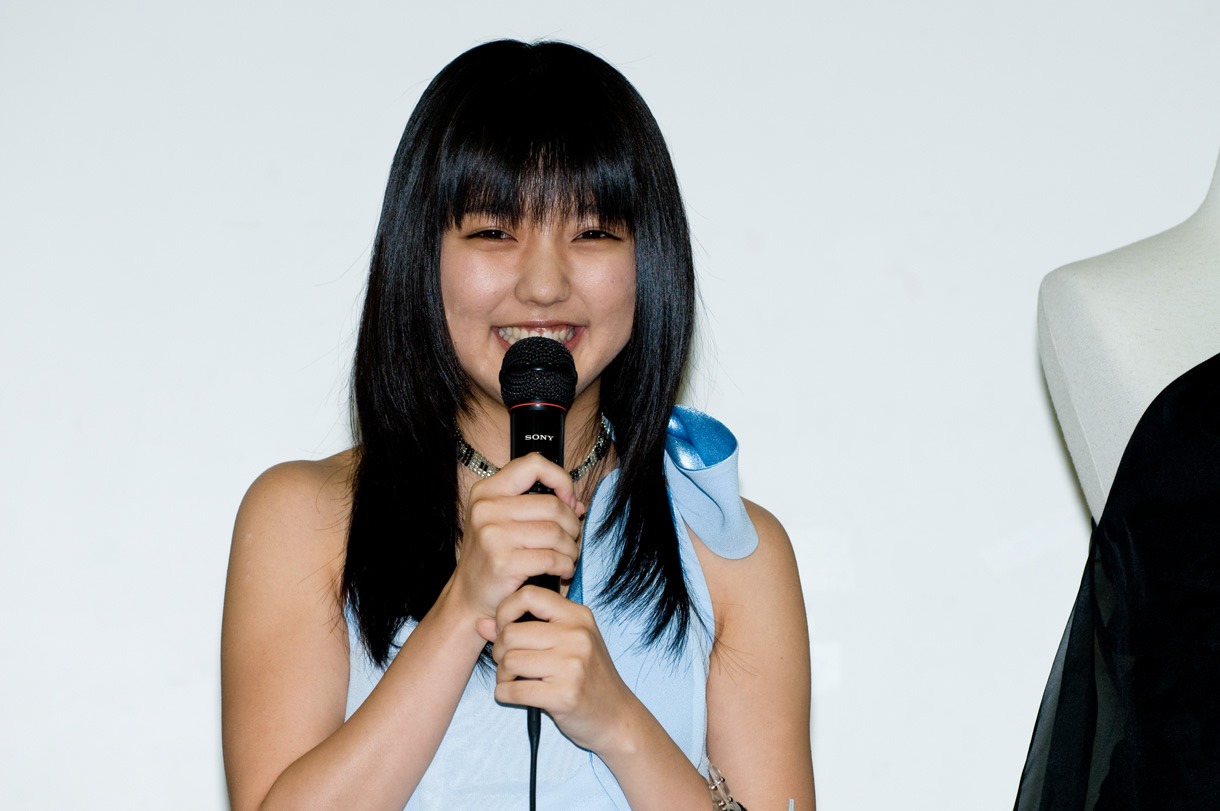 映画のエピソード「ツキモノ」にちなんで、最近ツイていたことを聞くと、真野は「今まで生肉が食べれなかったのに、昨日焼肉に行ったら食べられるようになってました」と笑顔で回答。