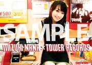 タワレコ店員に扮した水樹奈々。レジ台に座るという普段は見せないおちゃめな一面を披露している。