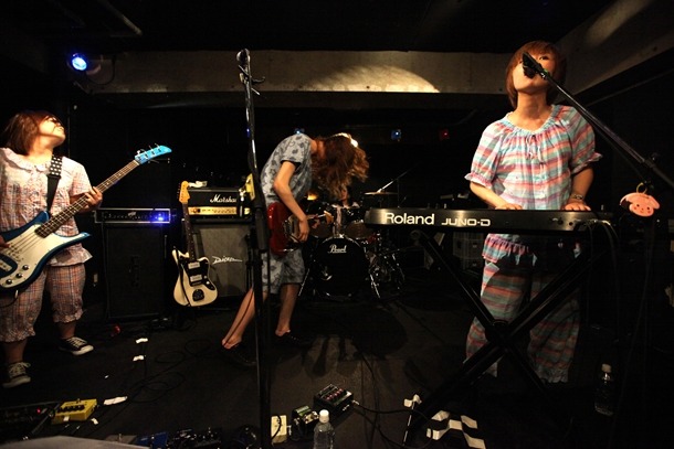 パジャマ姿がかもし出すゆるい雰囲気と、クールでストイックな演奏のギャップでオーディエンスを魅了したねごとの4人。