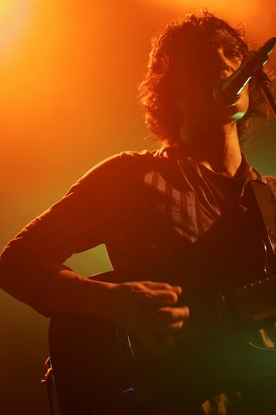 ツアーファイナルで熱唱する氏原ワタル（Vo,G）。(c)susie