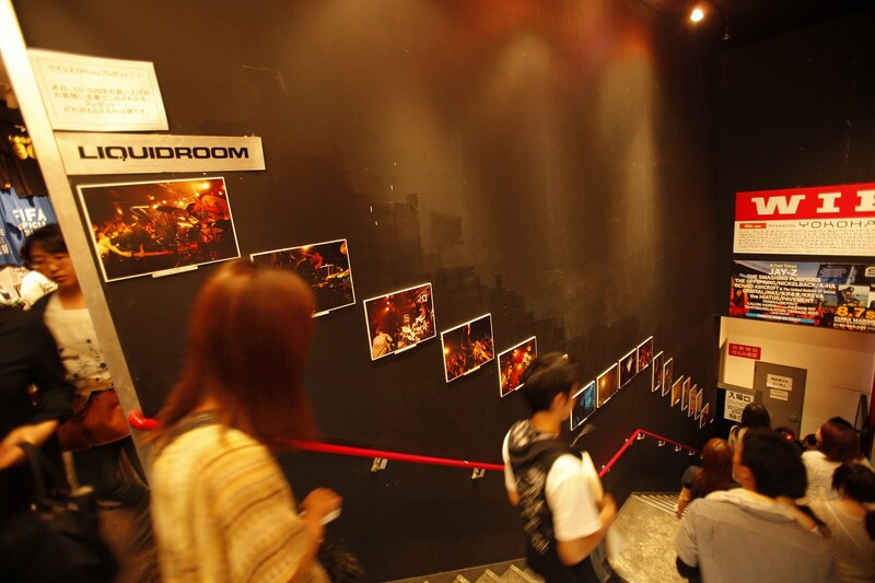 LIQUIDROOM ebisuの入口には全国各地のライブ写真が掲示された。(c)susie