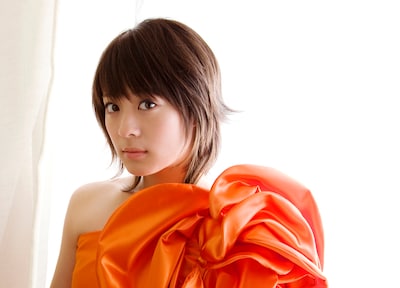 「花束」は日本テレビ系「スッキリ!!」8月テーマソングとニンテンドーDS用ソフト「大神伝～小さき太陽～」のダブルタイアップを獲得。