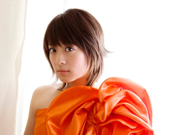 「花束」は日本テレビ系「スッキリ!!」8月テーマソングとニンテンドーDS用ソフト「大神伝～小さき太陽～」のダブルタイアップを獲得。