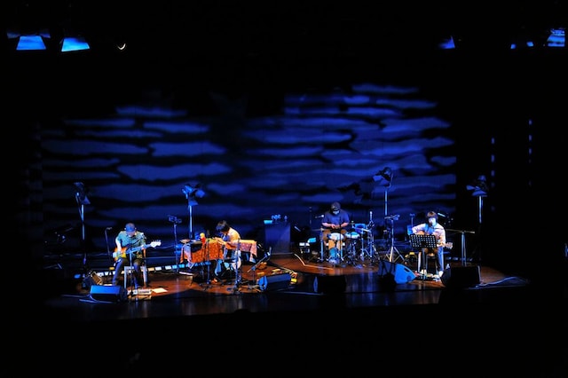 sleepy.abでは使用されない楽器が随所で登場するsleepy.acのライブ。この日も楽曲にあわせてマトリョミン、アンデス25F、グロッケンなどが使用された。