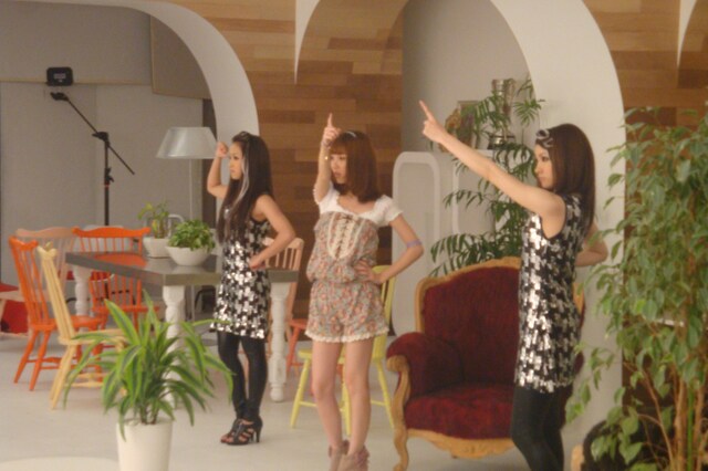 写真は「グッディグッディ」ビデオクリップより。踊るMayとバケイション・シスターズ。