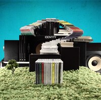 「アイデンティティ」ジャケット写真。iTunes Storeでは先行配信も行われている。