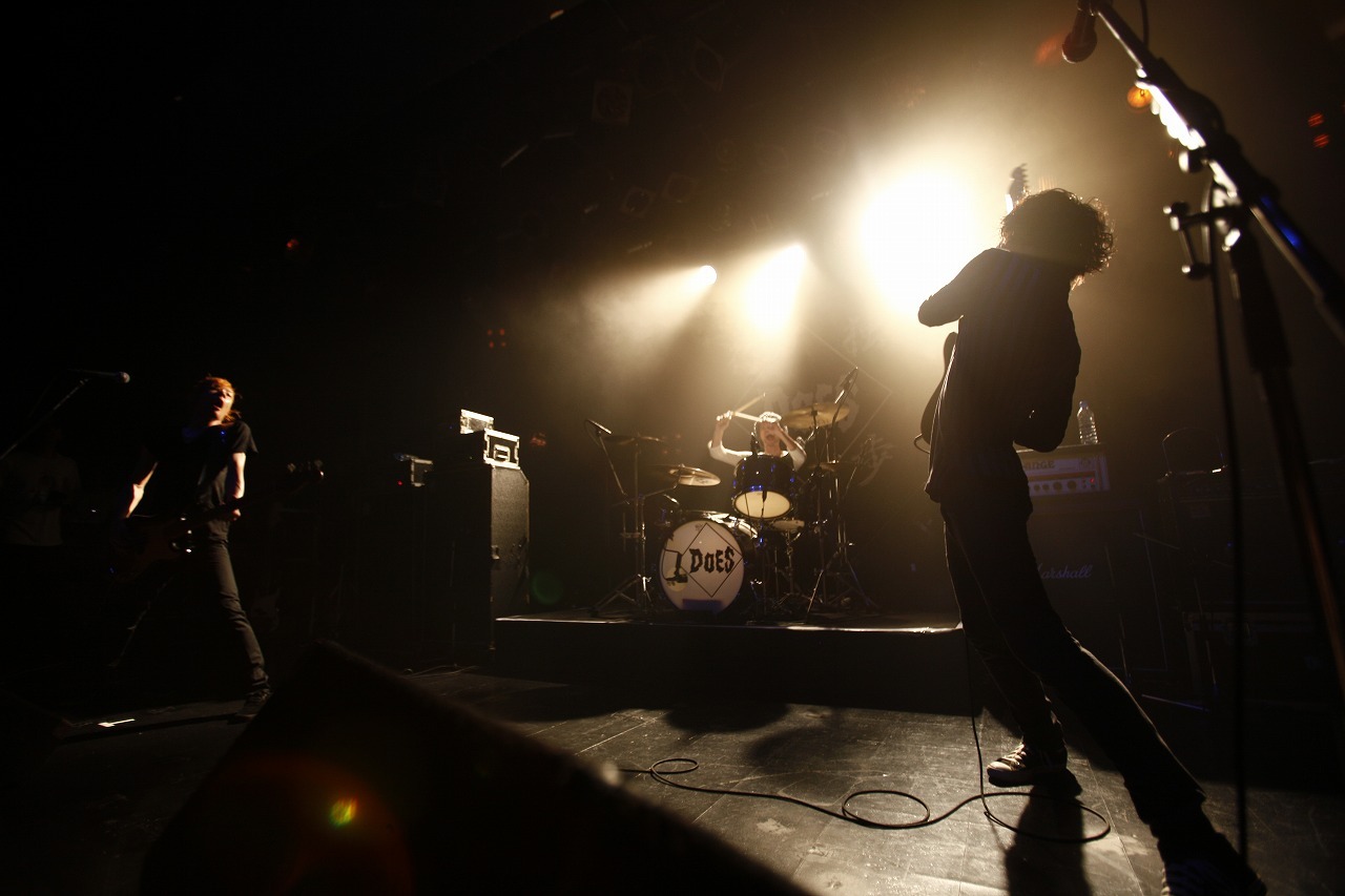 7月21日にはベストアルバム「SINGLES」をリリースするDOES。ワタルはこのベスト盤について「シングルを集めただけなんだけどね（笑）。『バクチ・ダンサー』で俺らのことを知ってくれた人にはちょうどいい感じなんじゃないかと」と照れくさそうに話した。(c)susie