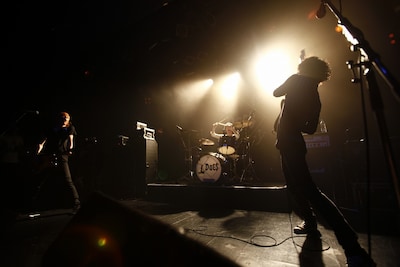 7月21日にはベストアルバム「SINGLES」をリリースするDOES。ワタルはこのベスト盤について「シングルを集めただけなんだけどね（笑）。『バクチ・ダンサー』で俺らのことを知ってくれた人にはちょうどいい感じなんじゃないかと」と照れくさそうに話した。(c)susie