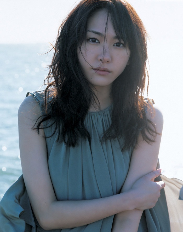 7月には新潮社発行のグラビア写真集「月刊」シリーズに登場。ガッキーの大人びた表情に多くの話題が集まった。