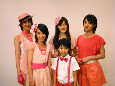 アイドルファンから高い注目を集めるbump.y。松山メアリ（写真後列中央）は「ライブでたくさんの方にお会いして、一緒に『voice』を歌いたいです！」と意気込みを語った。