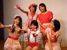 生配信で歌声を披露したbump.y。桜庭ななみ（写真後列右）は「カメラの前でのライブが初めてで、少し緊張しましたが、楽しく歌えました」とコメント。