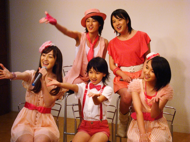 生配信で歌声を披露したbump.y。桜庭ななみ（写真後列右）は「カメラの前でのライブが初めてで、少し緊張しましたが、楽しく歌えました」とコメント。