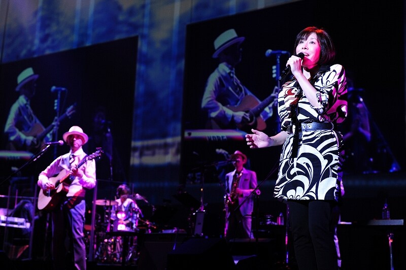 アミューズの株主たちに新旧の楽曲あわせて7曲を披露した原由子。